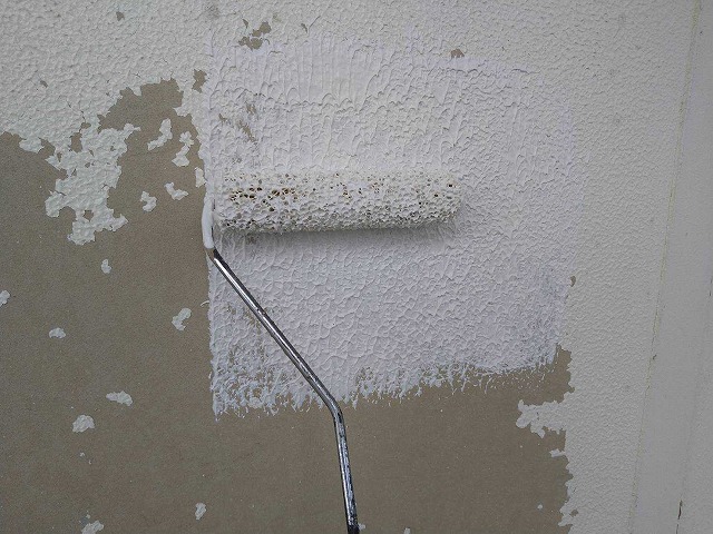 甲府市　外壁塗装工事　カチオンシーラー　パーフェクトフィラー